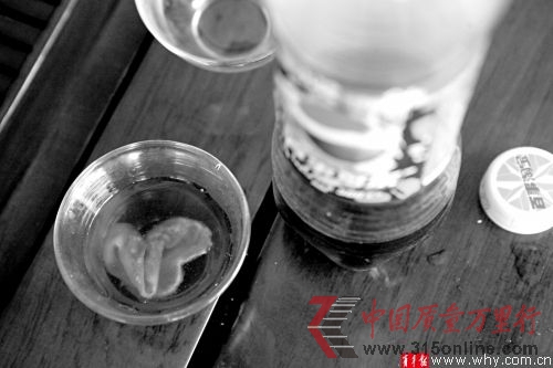消費者稱,在打開這瓶百事可樂飲用后,發現飲料中夾雜著發霉的絮狀物。本報記者 丁嘉 攝