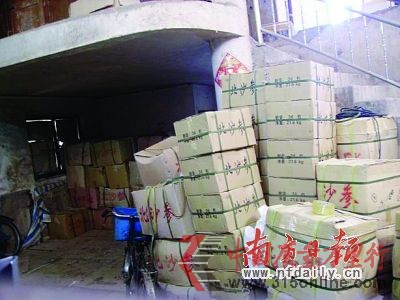 大批疑用硫磺熏蒸的沙參打包完畢,準(zhǔn)備送往市場。劉丹云 張毅濤 攝 大批疑用硫磺熏蒸的沙參打包完畢,準(zhǔn)備送往市場。劉丹云 張毅濤 攝