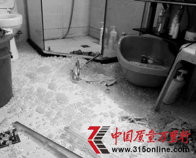 浴室玻璃門爆裂。 浴室玻璃門爆裂。