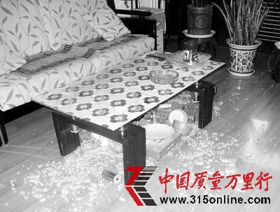 茶幾底層玻璃自爆。 茶幾底層玻璃自爆。