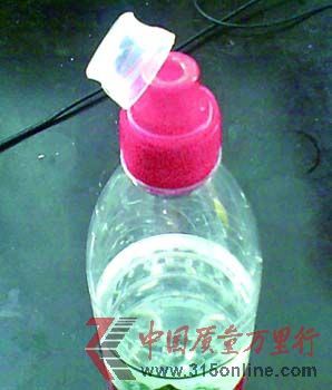 瓶蓋未封好 記者 李坐廷 攝 微博 瓶蓋未封好 記者 李坐廷 攝 微博