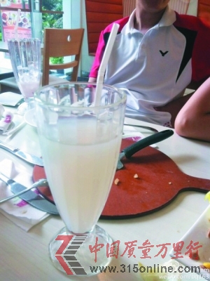 網友當時點的就是這杯含有消毒水的飲料。(網絡圖片) 網友當時點的就是這杯含有消毒水的飲料。(網絡圖片)