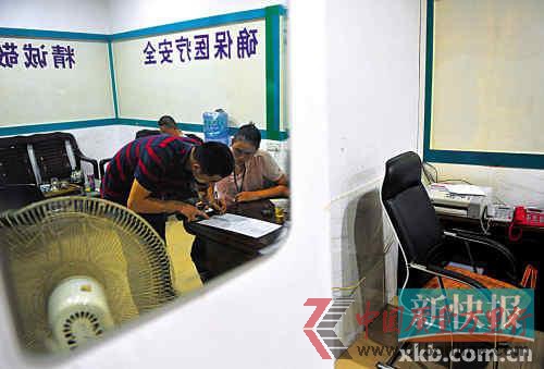 ■廣州白云區(qū)鐘落潭鎮(zhèn)惠德醫(yī)療門診部行政部門負責人林亞榮正在接受當?shù)貏趧颖O(jiān)察部門的詢問。 新快報記者孫毅/攝 ■廣州白云區(qū)鐘落潭鎮(zhèn)惠德醫(yī)療門診部行政部門負責人林亞榮正在接受當?shù)貏趧颖O(jiān)察部門的詢問。 新快報記者孫毅/攝