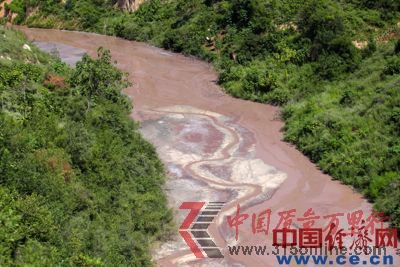 懈司村附近的山溝成了香江萬基的天然尾礦庫,不僅污染環境,更存在巨大安全隱患。 懈司村附近的山溝成了香江萬基的天然尾礦庫,不僅污染環境,更存在巨大安全隱患。