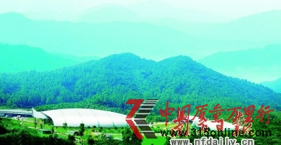 在青山綠樹的掩映中,景田礦泉水生產基地的龜形廠房和百歲山相得益彰。 在青山綠樹的掩映中,景田礦泉水生產基地的龜形廠房和百歲山相得益彰。