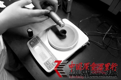 提取做實驗用的某品牌“燃油寶”稱重,跟相應的汽油混合在一起。 提取做實驗用的某品牌“燃油寶”稱重,跟相應的汽油混合在一起。