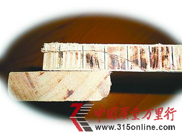 鋸下的床側板截面(本報記者 攝)