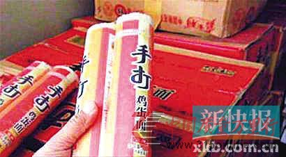 ■執法人員現場發現4箱"手打雞蛋面"外包裝上的生產日期是"2010年9月29日"。圖片來源:遼沈晚報 ■執法人員現場發現4箱"手打雞蛋面"外包裝上的生產日期是"2010年9月29日"。圖片來源:遼沈晚報