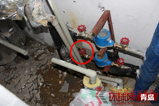 青島萬科城管道井內漏水的水管 青島萬科城管道井內漏水的水管