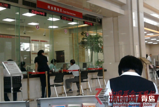 一家銀行內正在辦理業務的窗口 一家銀行內正在辦理業務的窗口