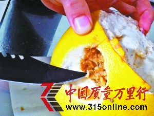 圖為家樂福買到的長(zhǎng)蛆柚子。重慶晨報(bào)記者 許恢毅 攝