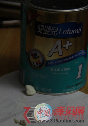 美贊臣奶粉再曝質量門 網友稱吃出塊狀異物 美贊臣奶粉再曝質量門 網友稱吃出塊狀異物