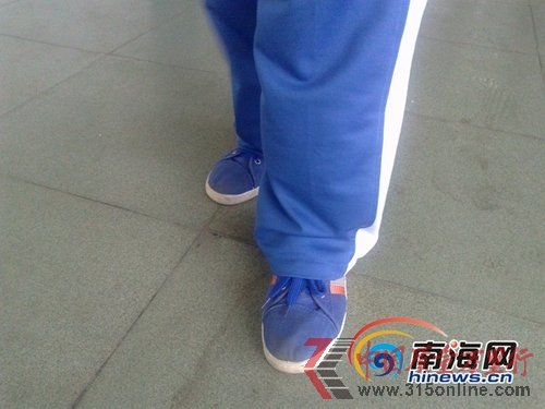 圖為海南省農(nóng)墾中學(xué)的學(xué)生定制的“愛格樂”牌帆布鞋。(南海網(wǎng)記者譚邦會(huì)攝) 圖為海南省農(nóng)墾中學(xué)的學(xué)生定制的“愛格樂”牌帆布鞋。(南海網(wǎng)記者譚邦會(huì)攝)