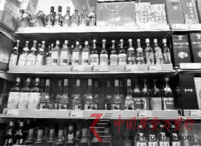 申城多家超市已難覓酒鬼酒蹤影。 見習記者 陳夢澤 攝