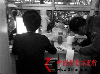 探秘假牙黑作坊:成本幾十元到醫(yī)院賣六千
