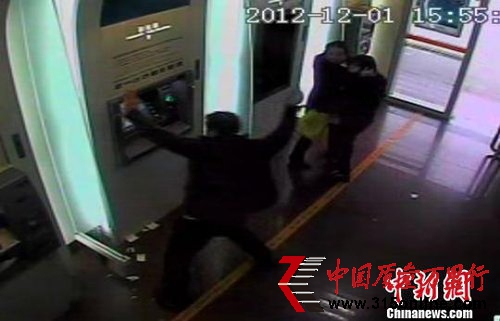 銀行ATM機“罷工”吞卡 用戶不滿掄磚連砸被拘