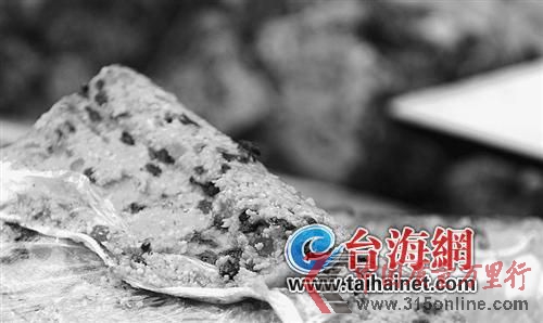 扛不動、砍不壞、砸不爛,像鐵一樣堅硬的路邊切糕,被檢出嚴重細菌超標。昨天,思明區將沒收的4000多斤切糕送往后坑銷毀。