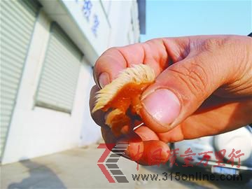 陳先生買的得利斯牛蹄筋上留有一層白毛 記者劉景豐 攝