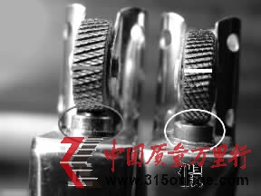 火石輪底座對比 ▲網友提供的真假Zippo打火機對比圖。 火石輪底座對比 ▲網友提供的真假Zippo打火機對比圖。