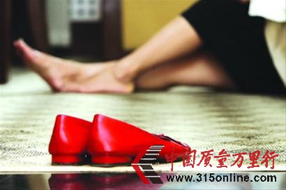 試睡員光腳踩地板,是檢驗(yàn)酒店衛(wèi)生的方式之一。 CFP圖片 試睡員光腳踩地板,是檢驗(yàn)酒店衛(wèi)生的方式之一。 CFP圖片