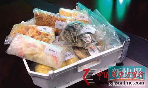 ■廣州市消委會(huì)工作人員在超市選購樣品。