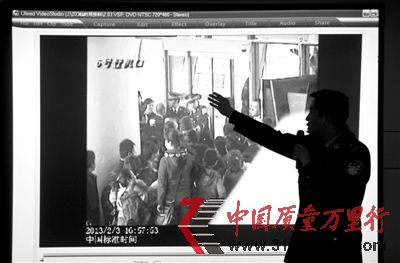 2月5日,當(dāng)日出警民警通過視頻錄像介紹警方現(xiàn)場處置情況。圖/CFP 2月5日,當(dāng)日出警民警通過視頻錄像介紹警方現(xiàn)場處置情況。圖/CFP
