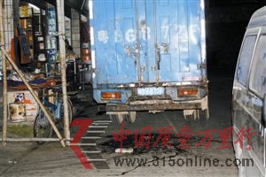 裝載問題豬肉的藍色貨車。 裝載問題豬肉的藍色貨車。