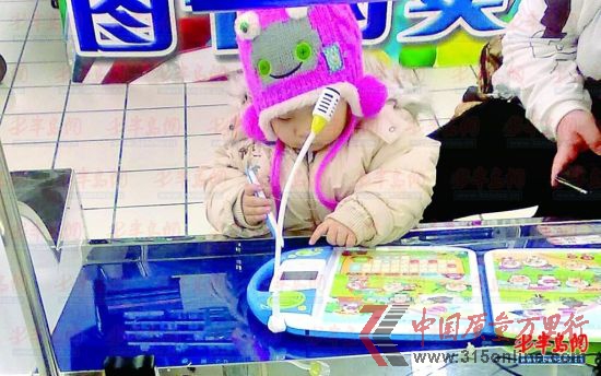 商場里不少家長帶著孩子來看點讀機。記者 任波 攝 商場里不少家長帶著孩子來看點讀機。記者 任波 攝