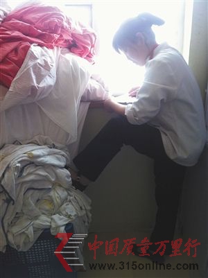 服務員踩在毛巾、浴巾上。 服務員踩在毛巾、浴巾上。