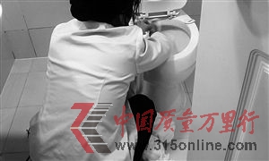 客房服務員用洗臉毛巾擦馬桶,腳邊還堆著浴巾和另外一塊洗臉毛巾。 客房服務員用洗臉毛巾擦馬桶,腳邊還堆著浴巾和另外一塊洗臉毛巾。