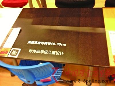 南京宜家出售的“佳蘭特”書桌桌角銳利。王亞楠 攝