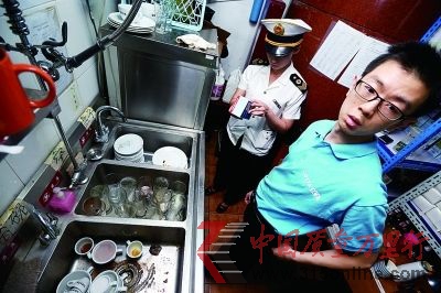 工作人員的錢包、手機等個人物品與餐巾紙放在一起(來源:法制晚報)