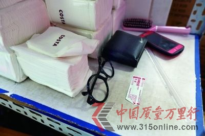 工作人員的錢包、手機等個人物品與餐巾紙放在一起(來源:法制晚報)
