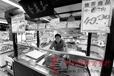 今天上午,東四物美超市金籃子的熟食全部下架攝/記者 劉暢