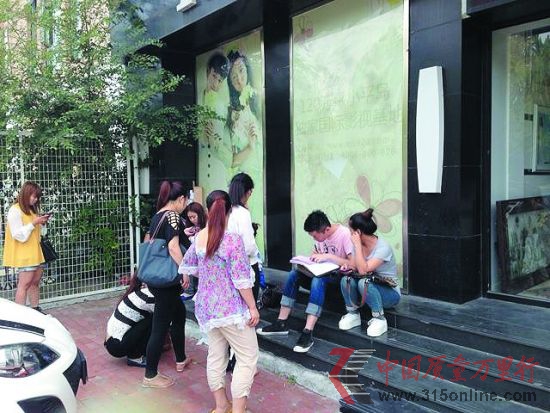 維權(quán)的人們聚集在面紗視覺門前不肯離去。 維權(quán)的人們聚集在面紗視覺門前不肯離去。